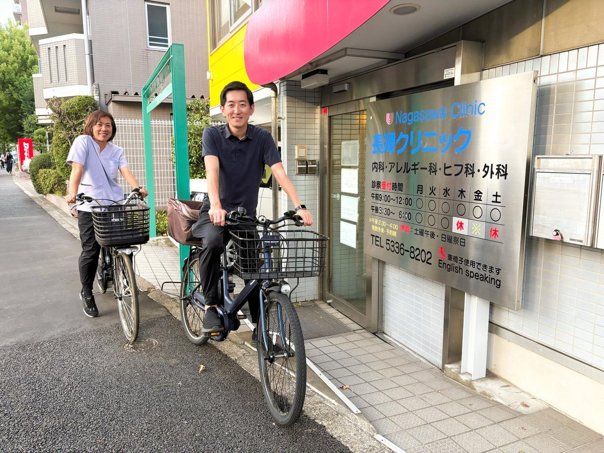 長澤クリニック（外来）の前に並ぶ院長と看護師