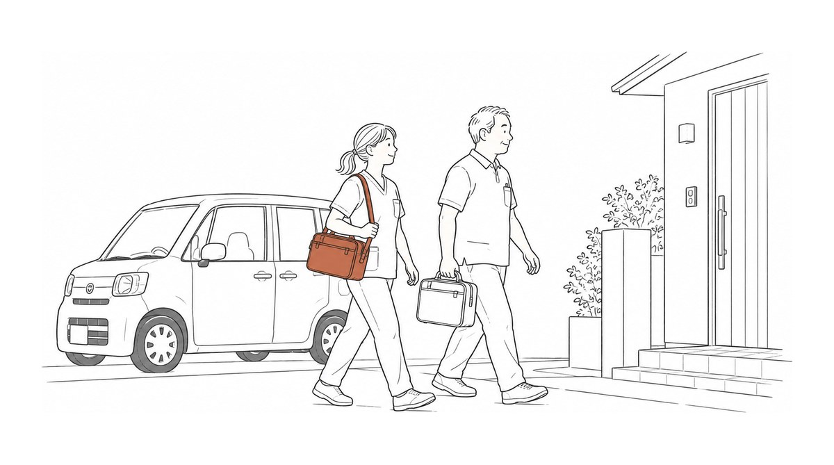 道端に軽自動車を停め、一軒家の玄関へ歩いていく医師と看護師の挿絵